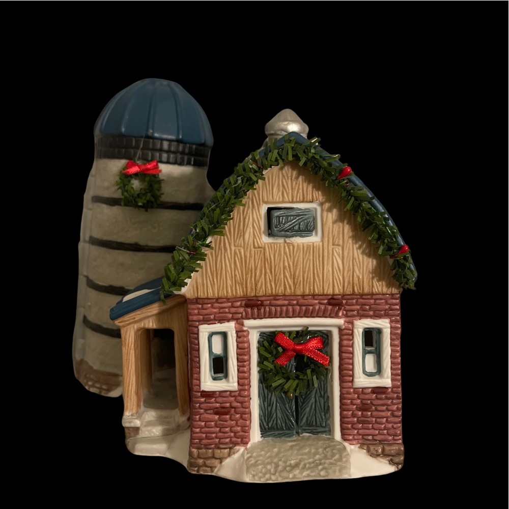 Vintage Seasonal Specialties Holiday Time Banbury Cottage Barn and Silo W/ Light
